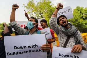 Hindistan’da Protesto Eden Müslümanların Evleri Buldozerlerle Yıkıldı