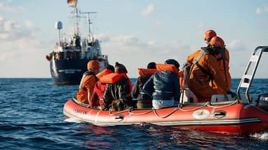 Birleşik Krallık'a Geçmek İsteyen Göçmenlerin Fransa'da Bekleyişi Sürüyor