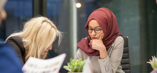 Ofiste çalışan başörtülü kadın