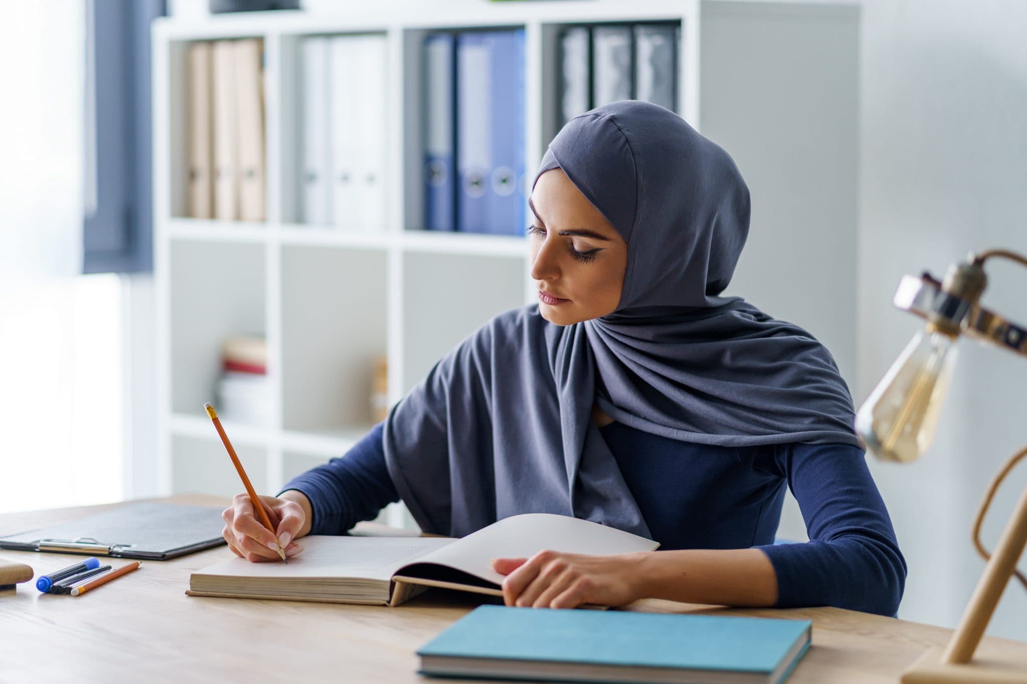 başörtülü öğretmen, @Shutterstock