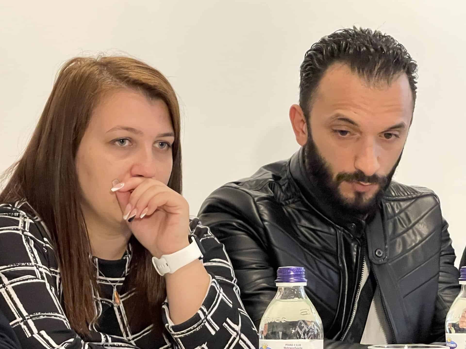 Almanya'da polis tarafından ırkçılığa ve şiddete maruz kalan Suriyeli A. Hamawi (sağdaz) ve eşi düzenledikleri basın toplantısı yaşadıkları şiddeti anlattı.