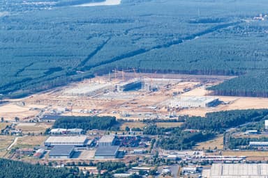 Tesla'nın Almanya'daki fabrikası çevreye ilişkin endişelere karşın açıldı