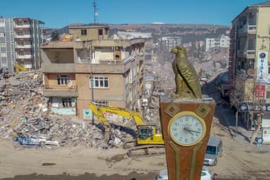 Deprem Bölgesinde Bir Doktor: "Yıkım O Kadar Büyük ki, İnsanlar Ağlayamadı Bile"