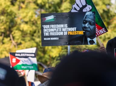 Güney Afrika uluslarası arenada Filistinlilerin haklarını en çok savunan ülkelerden birisi. Peki, özellikle de geçtiğimiz aylarda UAD'de İsrail'i Gazze'de soykırım yapmakla suçlayan Güney Afrika'nın Filistin halkına olan desteğinin sebepleri neler?