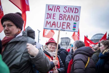 Almanya'da CDU'nun ülkedeki göç politikalarını sertleştirmeyi amaçlayan önergesi, FDP ve aşırı sağcı AfD'nin desteğiyle kabul edildi. Böylece, uzun süredir takip edilen aşırı sağa yönelik siyasi tecrit ilkesine ilk kez uyulmadı. Peki nedir bu "Brandmauer" ve bugün yapılan ikinci oylamanın ardından Almanya'yı neler bekliyor?