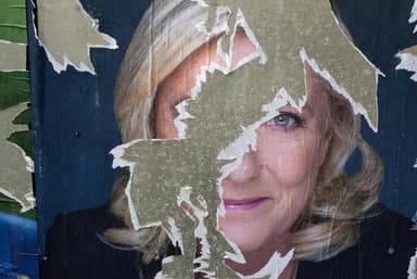 Jean-Marie Le Pen’in mirasını devralan kızı Marine Le Pen, partiyi "normalleştirme" iddiasıyla partisini ilk sıralara taşıdı. Şimdi ise yolsuzluk suçlamaları, hapis cezası ve seçilme yasağıyla karşı karşıya. Fransız aşırı sağının lideri için bu bir son mu, yoksa siyasetteki yolculuğa hâlâ devam ediyor mu?