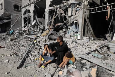Gazze'nin güney ucundaki Refah şehrindeki binaların yüzde 90'ını yıkılmış ve altyapı çökmüş durumda. Gelen son haberlere göre İsrail ordusu, Mısır'a sınır bu şehri ve çevresini tampon bölgeye çevirmeyi planlıyor.