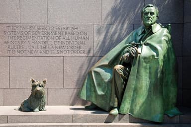 Bacaklarına söz geçiremiyordu ama Büyük Buhran’la sarsılmış bir ülkenin çehresini değiştirdi. Franklin D. Roosevelt’in çocuk felciyle başlayan dönüşümü, refah politikalarıyla taçlandı ve atom bombasıyla gölgelendi. Ölümünün 80. yılında Roosevelt’in dev ve karmaşık mirasına yakından bakalım.
