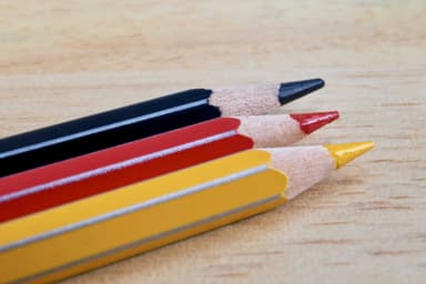 Almanya’da eğitim sistemi çok kademeli ve eyaletlere göre farklılık gösteren bir yapıya sahiptir. Kindergarten’dan Gymnasium’a, Hauptschule’den Berufsschule’ye kadar hangi okul türü ne işe yarar, çocuklar kaç yaşında okula başlar? Hepsi bu rehberde.