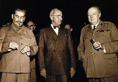 Potsdam Konferansı’nda çizilen sınırlar, yalnızca Almanya’yı değil dünyayı da ikiye böldü. Soğuk Savaş bu bölünmenin adı oldu. Potsdam Konferansının yıl dönümünde bu uzun çatışmayı yeniden hatırlıyoruz: Soğuk Savaş nedir?