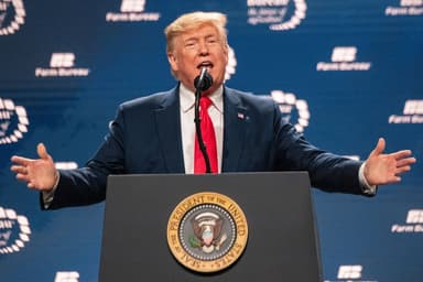 Trump, ticaret savaşlarını pazarlık silahına çevirdi. Yeni gümrük tarifeleri tehdidiyle küresel piyasalarda belirsizlik tırmanıyor. Bu, geçici bir taktik mi yoksa ABD’nin uzun vadeli stratejisi mi?