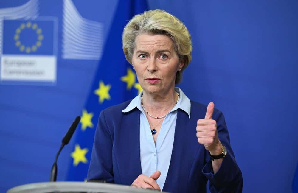 Avrupa Parlamentosu, Ursula von der Leyen’e güvenini yeniledi. Ama destek azalıyor, çatlaklar derinleşiyor: Komisyon’un şeffaflığı, yönetim tarzı ve sağa açılımı ciddi şekilde sorgulanıyor.