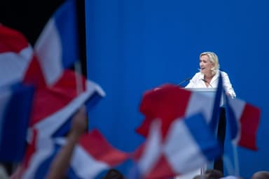 Göç karşıtı söylemleriyle bilinen Ulusal Birlik, artık Fransız siyasetinin marjında değil merkezinde. Marine Le Pen'in liderliğindeki partinin yükselişi, sadece Fransa'yı değil Avrupa'yı da dönüştürme ihtimali taşıyor. Gelin Ulusal Birlik'in hikayesine yakından bakalım.