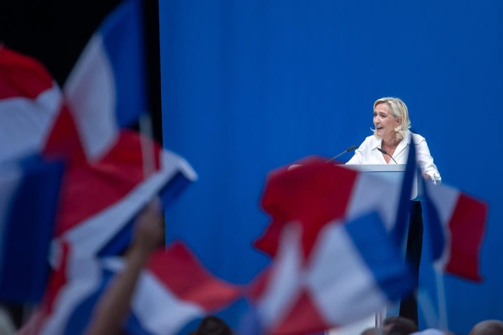 Göç karşıtı söylemleriyle bilinen Ulusal Birlik, artık Fransız siyasetinin marjında değil merkezinde. Marine Le Pen'in liderliğindeki partinin yükselişi, sadece Fransa'yı değil Avrupa'yı da dönüştürme ihtimali taşıyor. Gelin Ulusal Birlik'in hikayesine yakından bakalım.