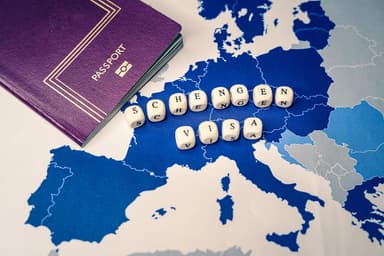 Avrupa’da kişilerin serbest dolaşımını sağlayan Schengen Anlaşması, bugün 29 ülkeyi kapsayan dünyanın en büyük sınır­sız seyahat alanını oluşturuyor. Peki Schengen vizesi nedir ve hangi ülkelerde geçerlidir? Schengen’in tarihçesi, günümüzdeki işleyişi ve geleceğine dair merak edilenleri bu yazıda bulabilirsiniz.