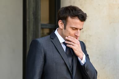Emmanuel Macron’un ikinci döneminde Fransa, artık neredeyse “yönetilemez” bir ülke haline geldi. Son iki yılda beşinci kez başbakan atanması, çöken hükûmetler, tekrarlanan güven oylamaları, meşruiyet tartışmaları ve yükselen aşırı sağ… Elysee Sarayı’nın yalnızlaşan sakini, Fransa’yı kurumsal bir çöküşe mi sürüklüyor?