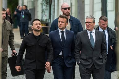Ukrayna müttefikleri Paris’te buluştu: 35 ülkenin katıldığı zirvede, ateşkes sonrası güvenlik garantileri ve Avrupa öncülüğünde bir barış gücünün konuşlandırılması fikri masaya yatırıldı. Fransa ve Birleşik Krallık Ukrayna’ya asker gönderme ihtimalini öngören bir deklarasyon imzaladı.
