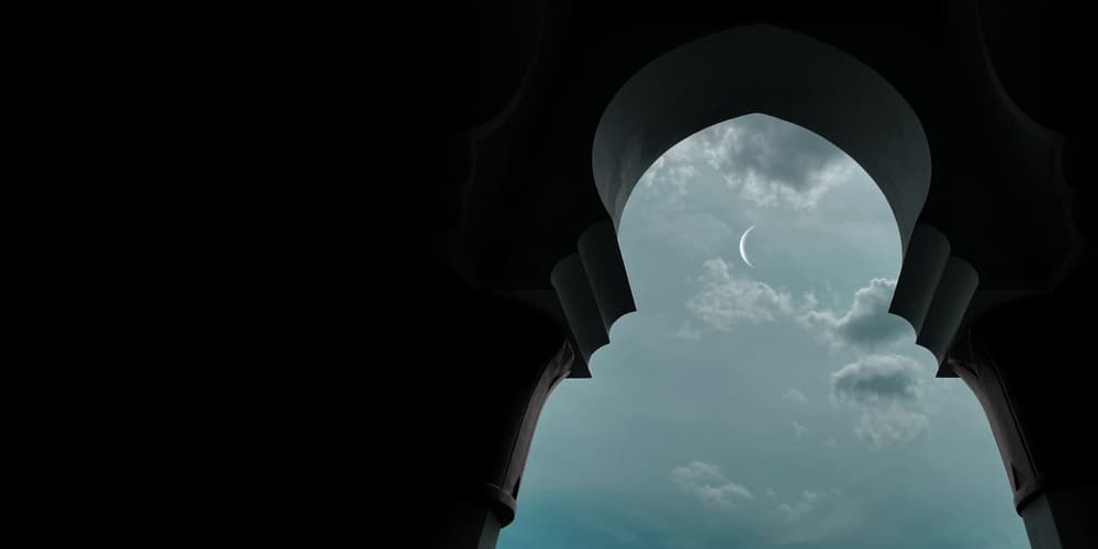 Ramazan ayı birlik zamanı olarak görülse de Avrupa’da her yıl aynı soru yeniden gündeme geliyor: Oruç hangi gün başlayacak? Hilal gözlemi ile astronomik hesap arasındaki yöntem farkı, Fransa’dan Hollanda’ya birçok ülkede Müslümanları iki farklı tarihle karşı karşıya bırakıyor.