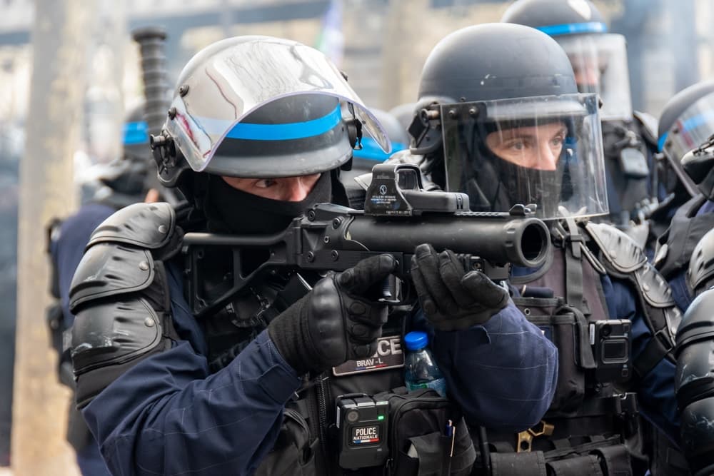 Fransa’da polisin silah kullanımını baştan hukuka uygun sayan yasa, soruşturmaları zayıflatacağı ve ispat yükünü mağdurlara bırakacağı gerekçesiyle tepki çekiyor.