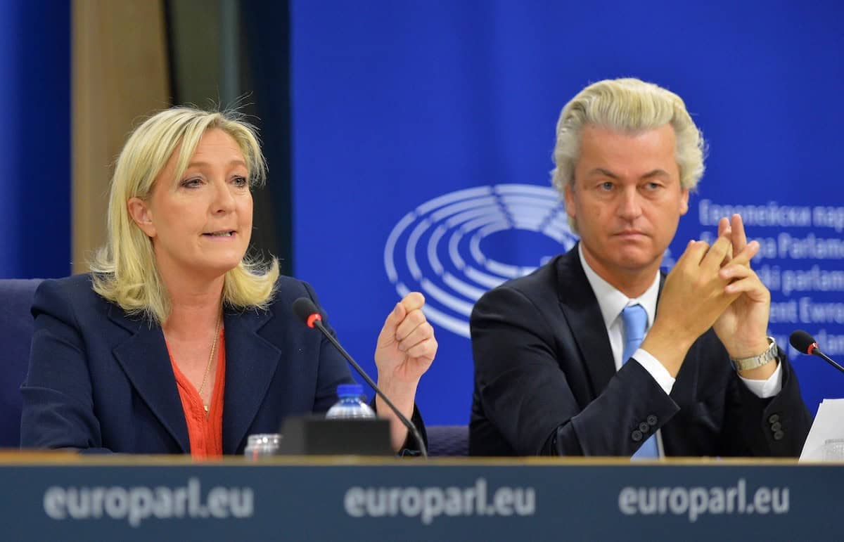 Aşırı sağcı Ulusal Cephe Başkanı Marine Le Pen AP'de grup kurdu