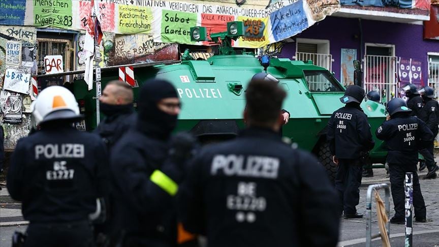 Almanya’da Aşırı Sağ Şüphesiyle Polis ve İtfaiyeye Operasyon Düzenlendi