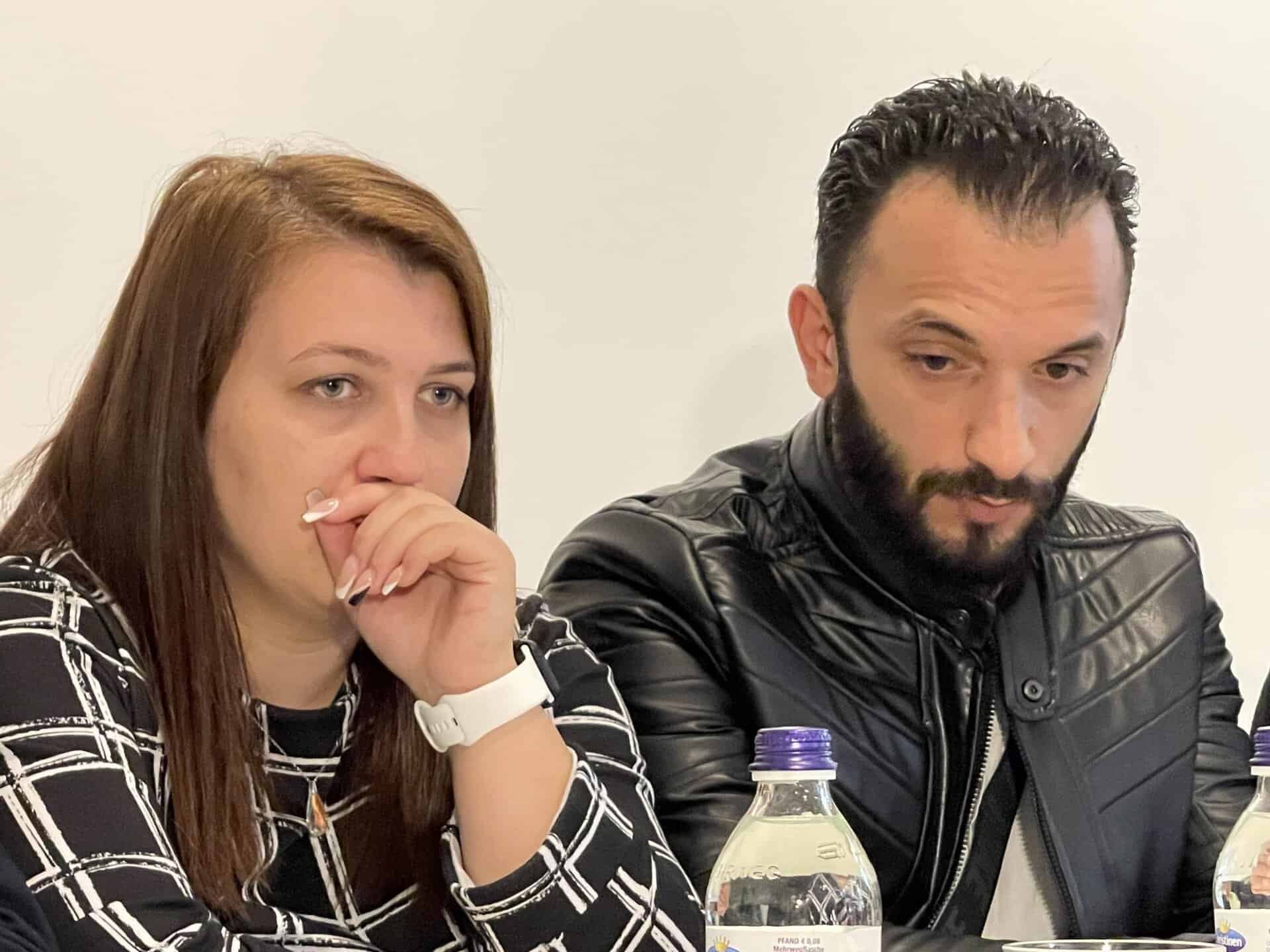 Almanya'da polis tarafından ırkçılığa ve şiddete maruz kalan Suriyeli A. Hamawi (sağdaz) ve eşi düzenledikleri basın toplantısı yaşadıkları şiddeti anlattı.