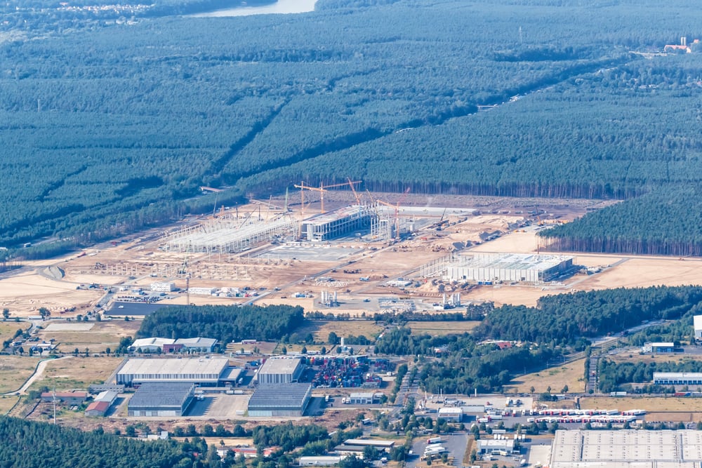 Tesla'nın Almanya'daki fabrikası çevreye ilişkin endişelere karşın açıldı