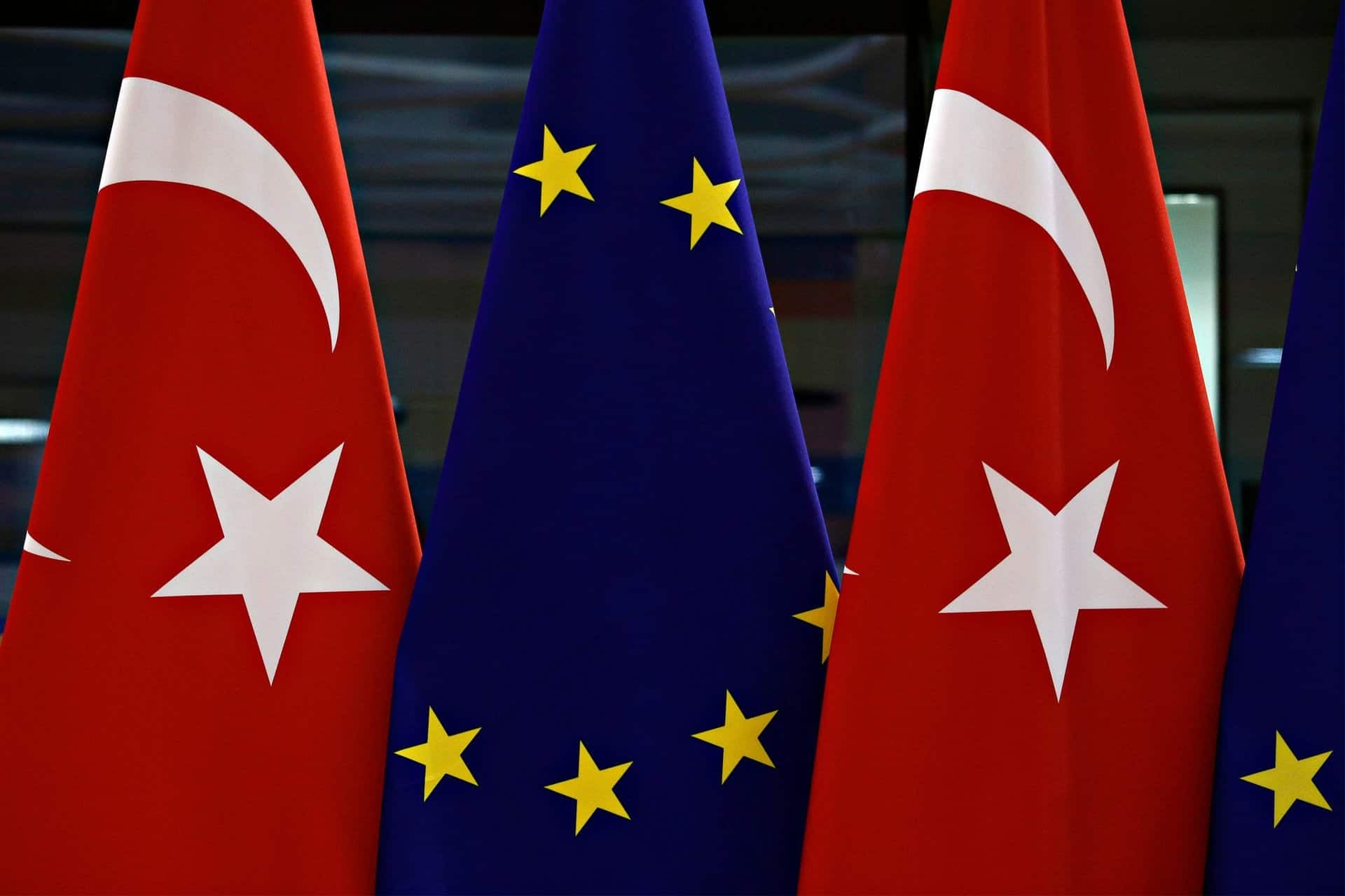 Türkiye’nin yılan hikâyesine dönen Avrupa Birliği macerasının çıkmazlarını neler? Yoksa Türkiye’nin Avrupa Birliği macerası bitti mi? Nilgün Arısan Eralp, Türkiye’nin AB adaylık sürecinin nabzını tuttu.