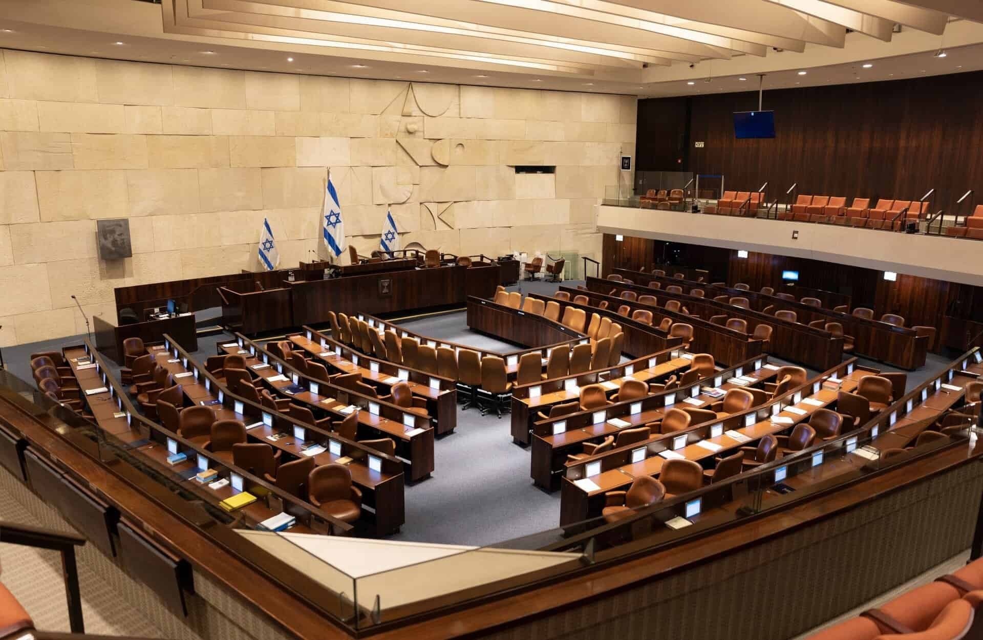 İsrail meclisi Knesset iki devletli çözümü tamamen reddeden bir karar aldı. İsrail'in bu kararına hem bölge ülkeleri hem de uluslararası toplumun üyelerinden tepkiler yağıyor.