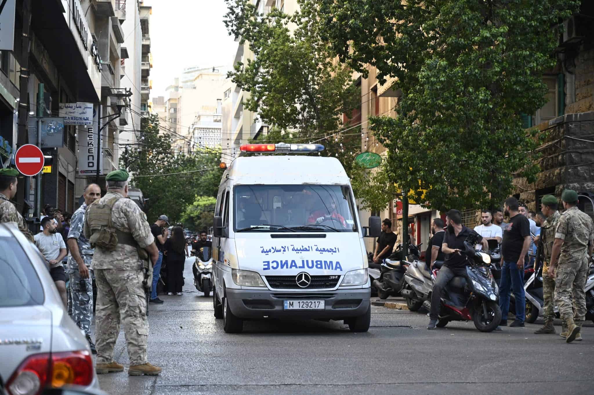 Uluslararası hukuk uzmanları, Lübnan'da çağrı cihazlarının patlatılarak çok sayıda sivilin öldüğü ve yaralandığı saldırının, uluslararası hukuktaki "ayırt etme" ve "orantılılık" ilkelerine aykırı olduğunu belirtirken, saldırının aynı zamanda 21. yüzyılda herkesi ilgilendiren yeni bir tehdit türü olduğuna dikkat çekiliyor.
