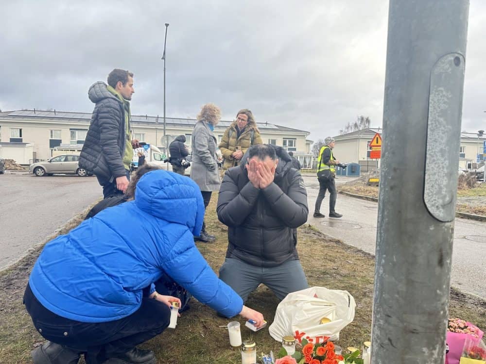 Örebro saldırısının İsveç'e yeni gelen göçmenlerin ders aldığı bir okulu hedef alması, yabancı düşmanlığına dayalı bir saldırı olup olmadığı yönünde soru işaretleri doğurdu. İsveç kamuoyu, terör ve ideolojik motivasyonun nasıl tanımlanması gerektiği tartışılıyor.