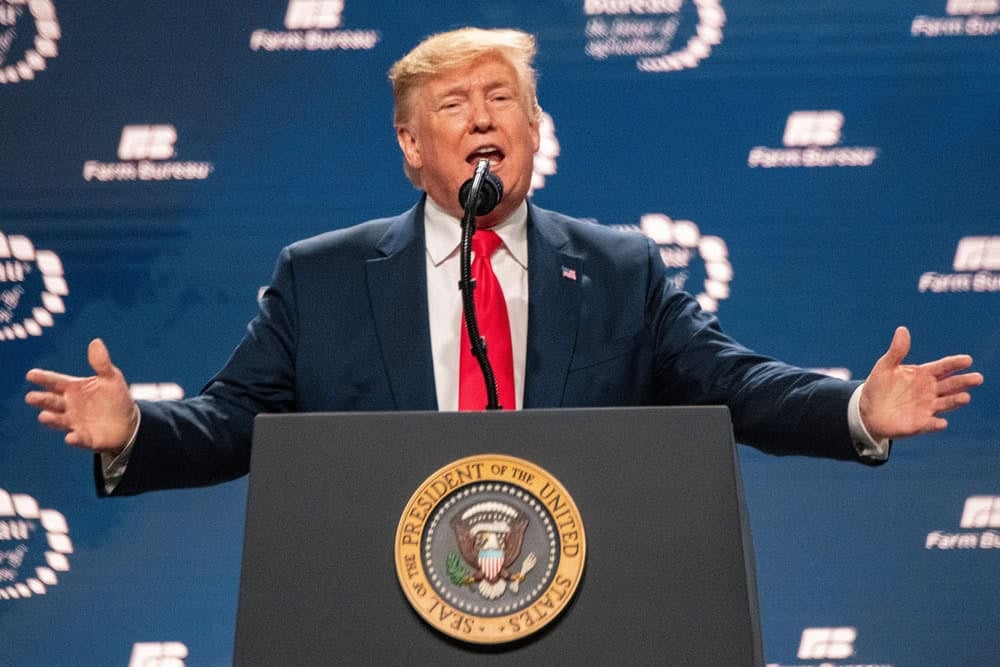 Trump, ticaret savaşlarını pazarlık silahına çevirdi. Yeni gümrük tarifeleri tehdidiyle küresel piyasalarda belirsizlik tırmanıyor. Bu, geçici bir taktik mi yoksa ABD’nin uzun vadeli stratejisi mi?