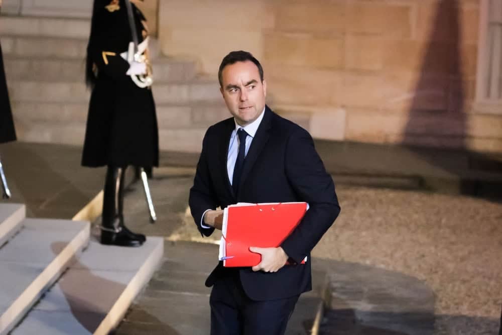 Ulusal Meclis’in Bayrou hükümetini düşürmesinin ardından Fransa, iki yıldan kısa sürede beşinci başbakanına kavuştu. Yeni isim Sébastien Lecornu, ancak onu bölünmüş bir parlamento ve derinleşen bütçe krizi bekliyor.