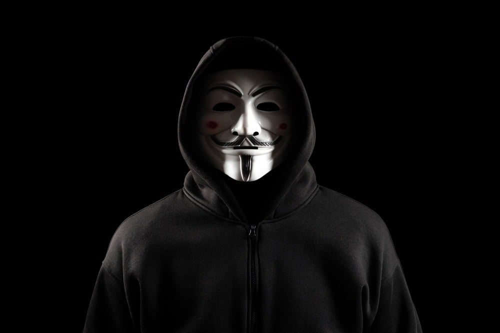 Hacktivizm bir direniş biçimi mi, yoksa kontrolsüz bir dijital kaos mu? Anonymous’tan Assange ve Snowden’a kadar uzanan hacktivism kavramı, ifşa, sızdırma ve “siber adalet" arasındaki ince çizgide ilerliyor.