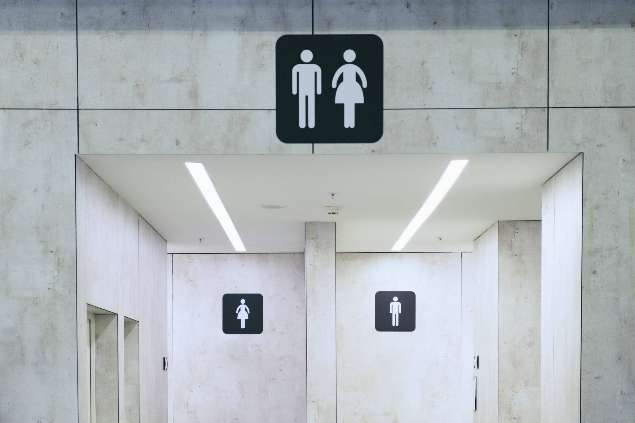 Fransa'da kamu kuruluşu RATP’de bir idari not, tuvaletlerdeki su şişelerini “abdest” ihtimaliyle ilişkilendirince mesele temizlik olmaktan çıktı. Bu olay şunu sorduruyor: Hijyen ne zaman niyet okumaya, nesneler ne zaman kamu düzeni kaygısına dönüşür?