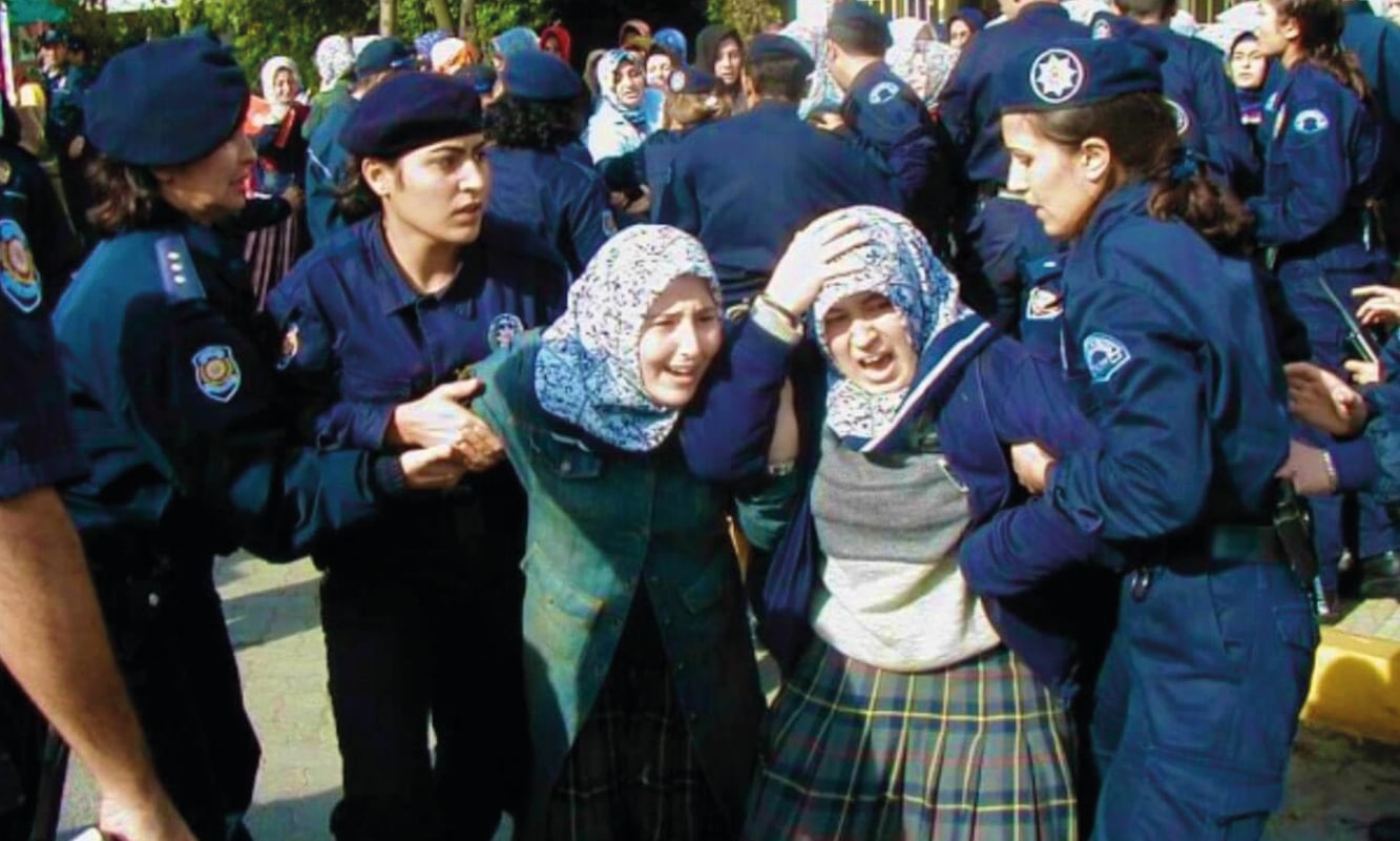 türkiyede başörtüsü yasağı 28 şubat