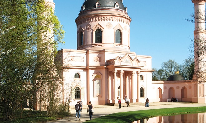 Almanya’da, kuşkonmaz şehri Schwetzingen’de, bir ibadethaneden daha çok, güzel bir fotoğraf stüdyosunu andıran bir cami var. Bu cami, Avrupa’da hâlâ ayakta duran tek avlu cami olma özelliğini taşıyor.