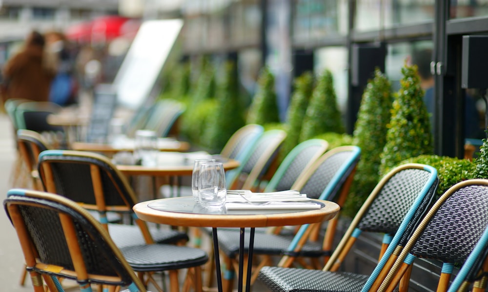 Fransa restoran başörtüsü