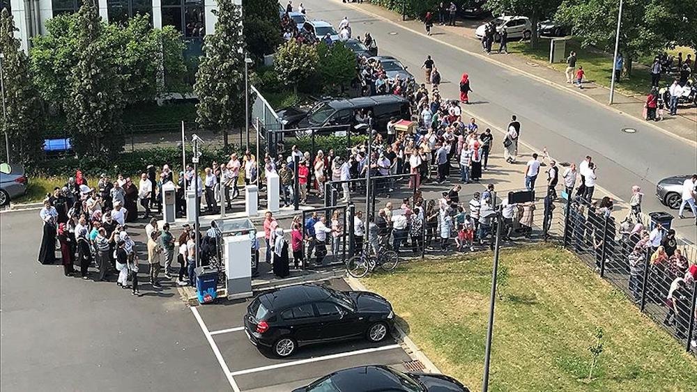 Almanya | Seçim Sandıklarında Uzun Kuyruklar Oluştu