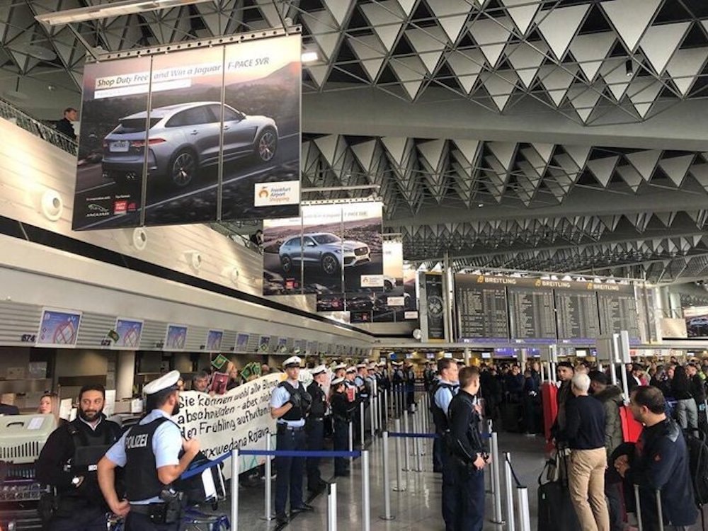 Frankfurt Havalimanı’nda THY Gişesini İşgal Ettiler