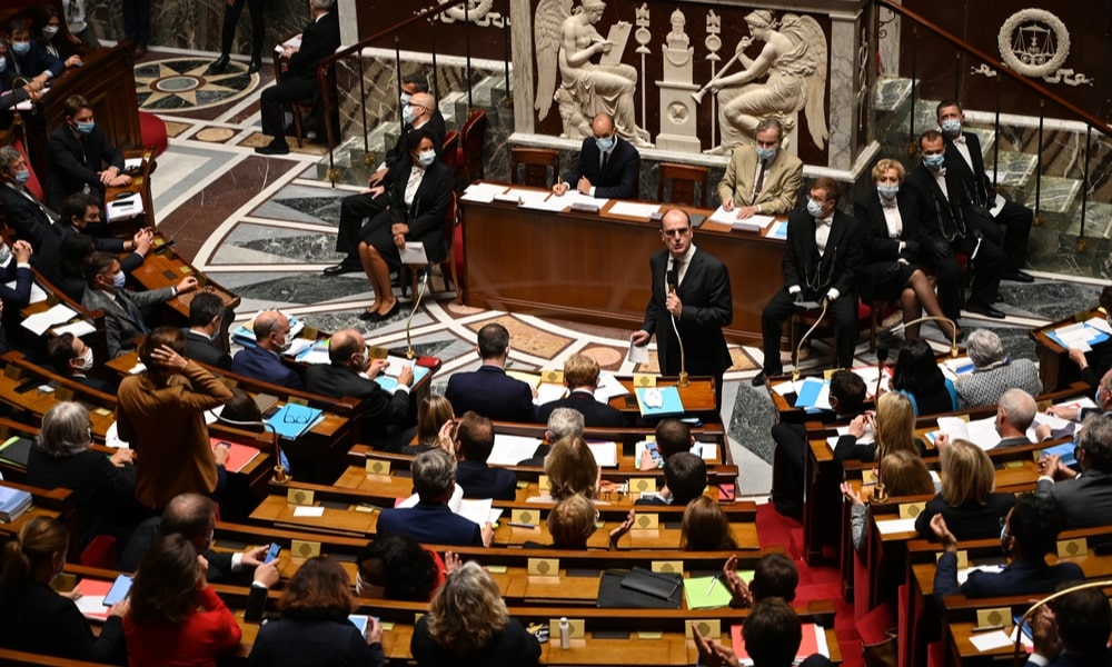 Senato'dan "ayrılıkçı" yasa tasarısına başörtüsü yasağını ekleme kararı