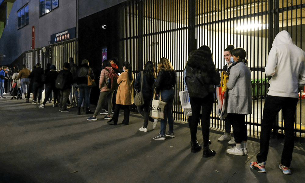 Fransa’da Üniversiteliler Gıda İhtiyaçlarını Karşılamak İçin Uzun Kuyruklarda Bekliyor