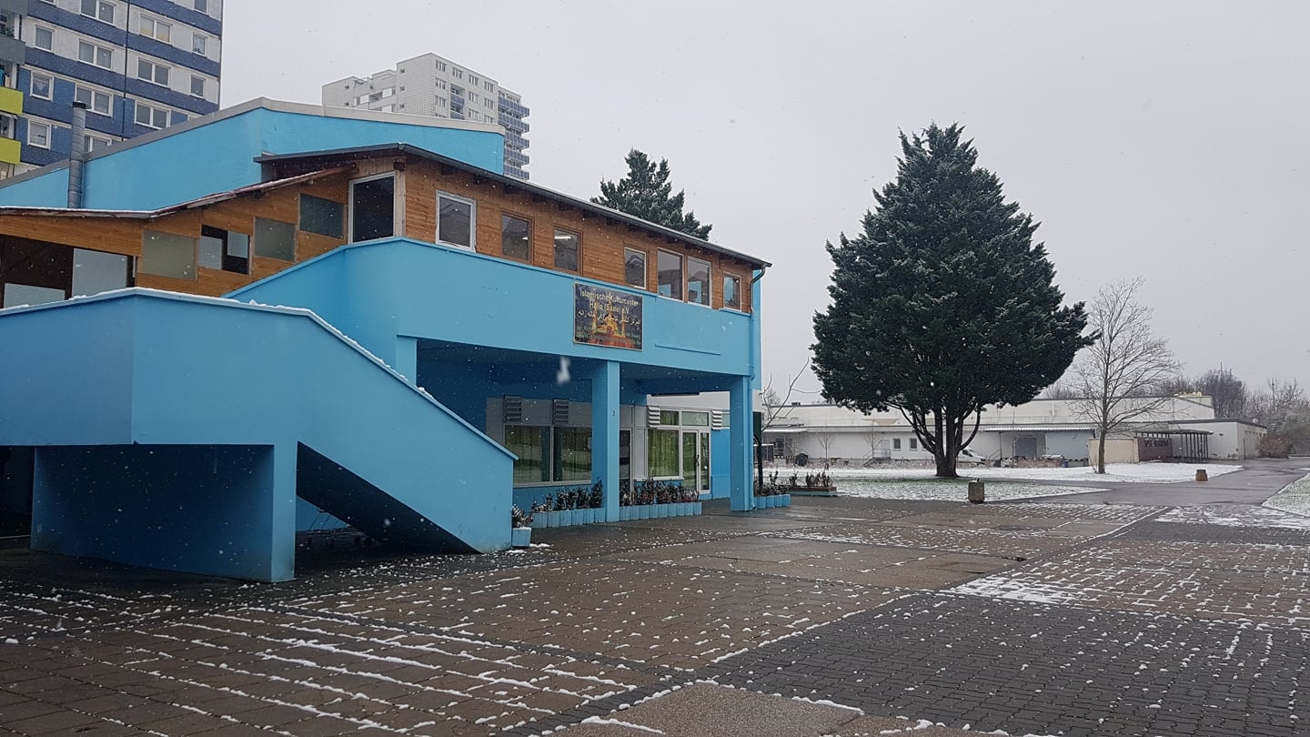 Almanya'da Camiye Pompalı Tüfekle Ateş Açıldı