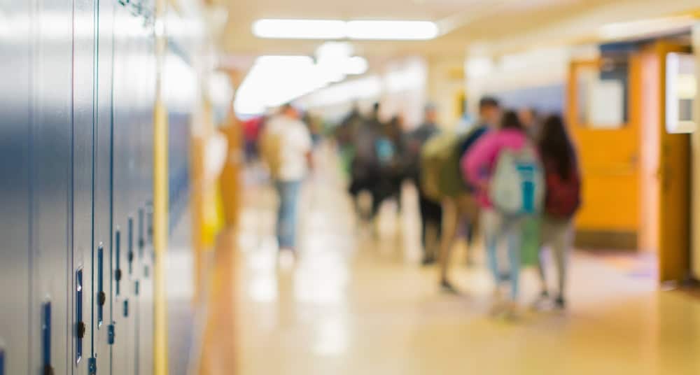 Devletle sözleşmesi haksız yere iptal edilen Averroès Lisesi, 15 ay süren hukuk mücadelesinin ardından mahkemeden zaferle çıktı. Yüzde 98 başarı oranına rağmen “İslamcı sızma” iddialarıyla hedef alınan okul, Lille İdare Mahkemesi'nin kararıyla itibarını geri kazandı.