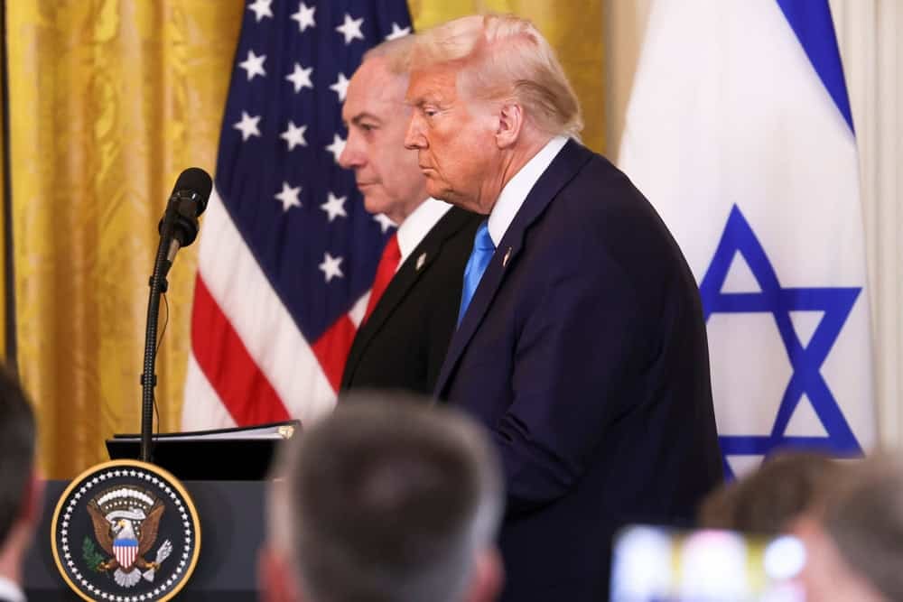 ABD Başkanı Donald Trump ve İsrail Başbakanı Netanyahu, ateşkes görüşmeleri için Beyaz Saray'da buluştu. Görüşmede gündeme gelen "İnsani Şehir" adı altında 600 bin Filistinliyi Rafah’ın yıkıntılarına yerleştirme planı uluslararası hukukçuları alarma geçirdi.