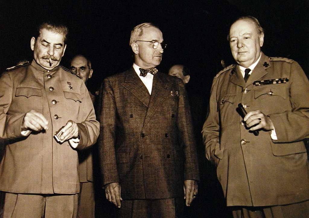 Potsdam Konferansı’nda çizilen sınırlar, yalnızca Almanya’yı değil dünyayı da ikiye böldü. Soğuk Savaş bu bölünmenin adı oldu. Potsdam Konferansının yıl dönümünde bu uzun çatışmayı yeniden hatırlıyoruz: Soğuk Savaş nedir?