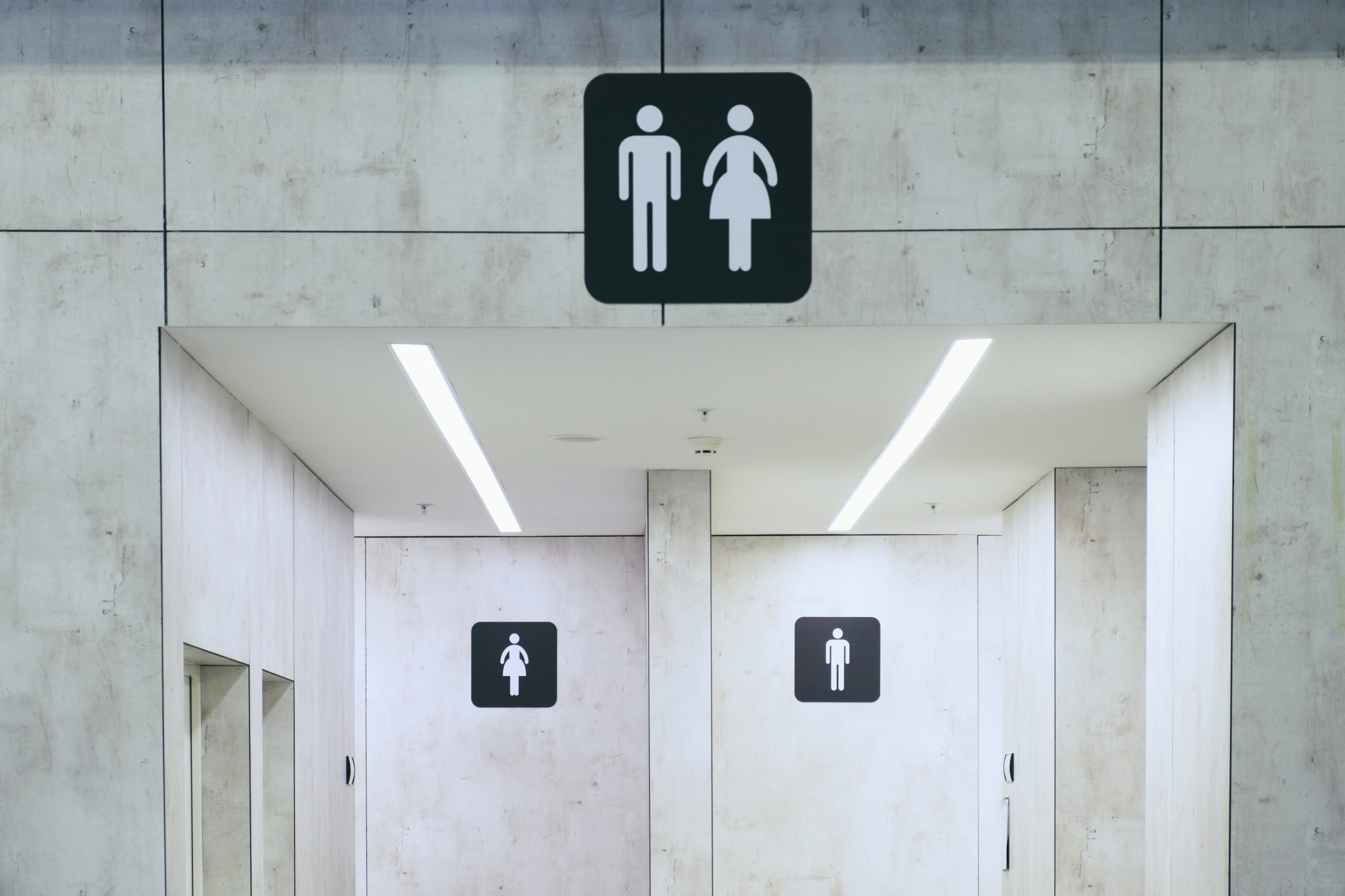 Fransa'da kamu kuruluşu RATP’de bir idari not, tuvaletlerdeki su şişelerini “abdest” ihtimaliyle ilişkilendirince mesele temizlik olmaktan çıktı. Bu olay şunu sorduruyor: Hijyen ne zaman niyet okumaya, nesneler ne zaman kamu düzeni kaygısına dönüşür?