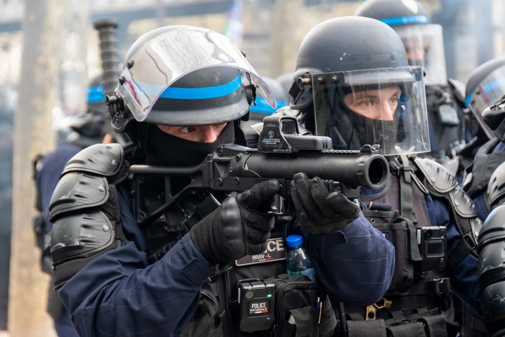 Fransa’da polisin silah kullanımını baştan hukuka uygun sayan yasa, soruşturmaları zayıflatacağı ve ispat yükünü mağdurlara bırakacağı gerekçesiyle tepki çekiyor.