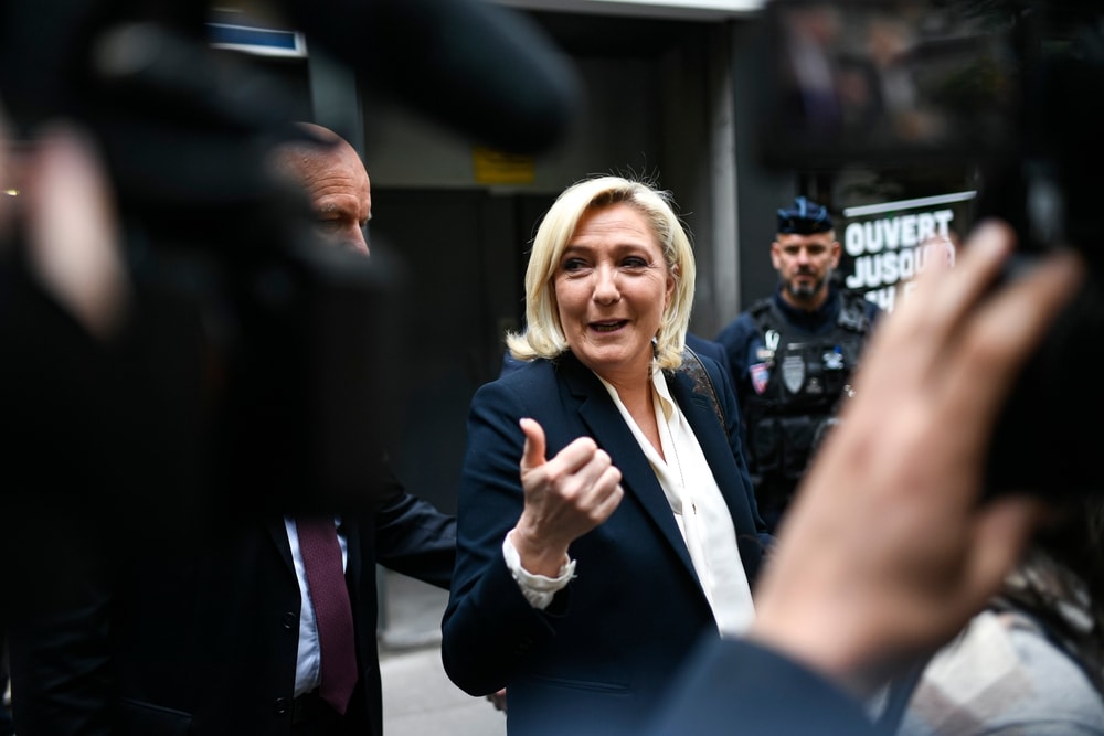 Marine Le Pen, Avrupa Parlamentosu fonlarının usulsüz kullanıldığı davada istinafta yeniden mahkûm edildi. Ancak siyasi yasak cezasının azaltılmasının ardından 2027 cumhurbaşkanlığı seçiminde aday olduğunu açıkladı.