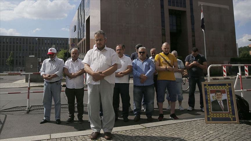 Mısır Büyükelçiliği önünde Mursi için gıyabi cenaze namazı